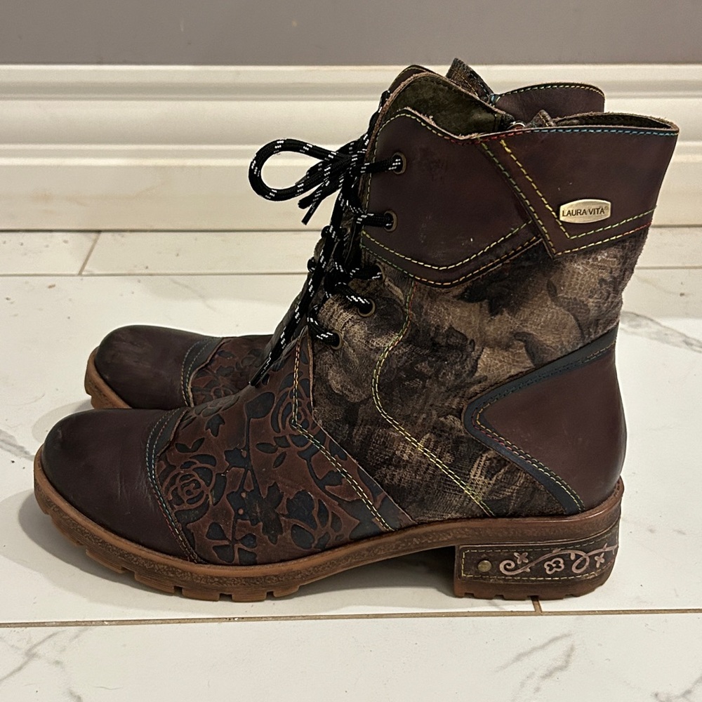 Women’s Laura Vita Boots Sz 9